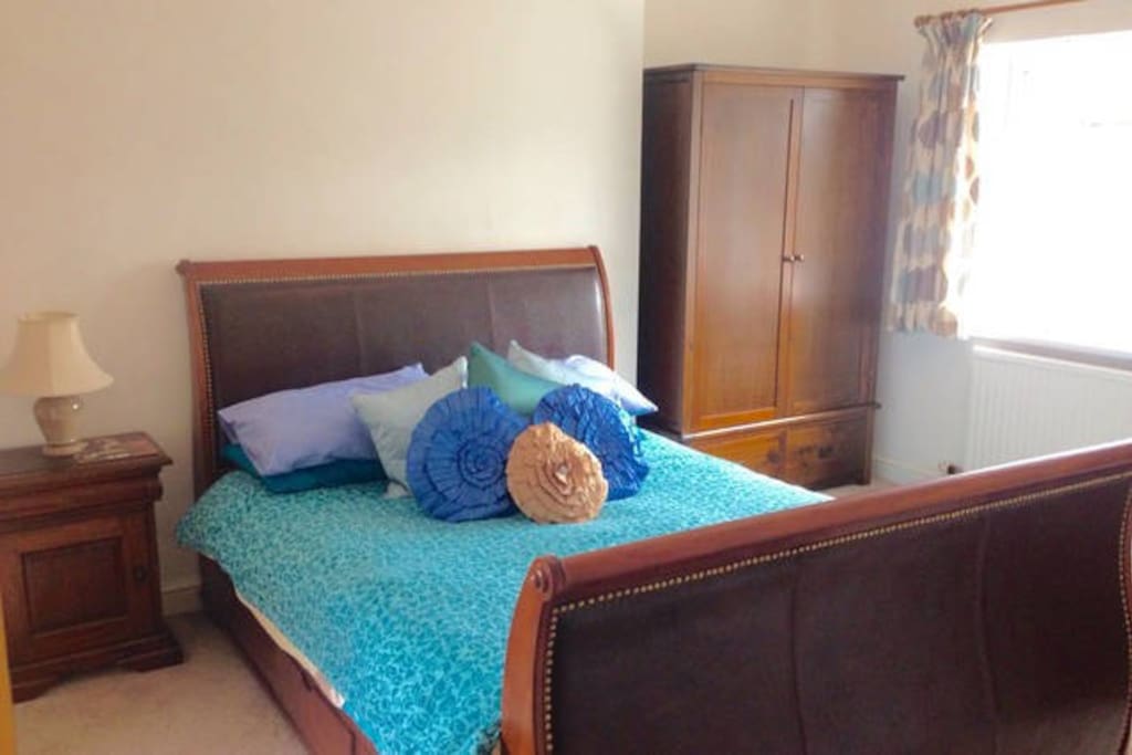 King-size en-suite bedroom with new memory foam mattress