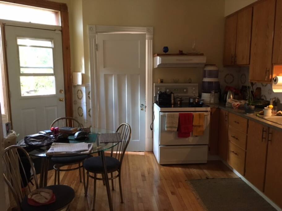 La cuisine avec porte sur chambre à louer. The kitchen with door to rented room
.