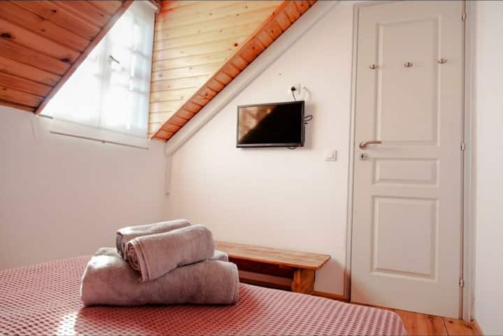 חדר שינה בעליית הגג
