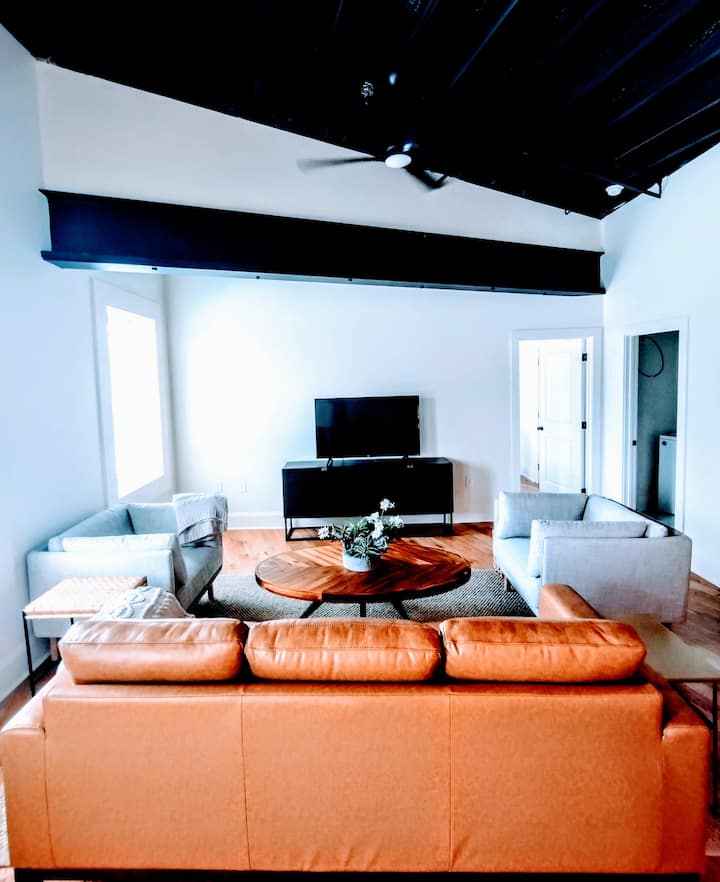 King's Court (Apt B)-luxury 2br W/ King Bed Dwntwn - Florence, AL