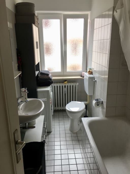 Bathroom
...mit Badewanne und Dusche