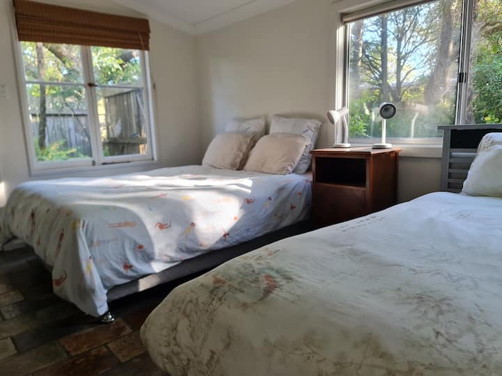 クイーンベッドとシングルベッドを備えた寝室3 