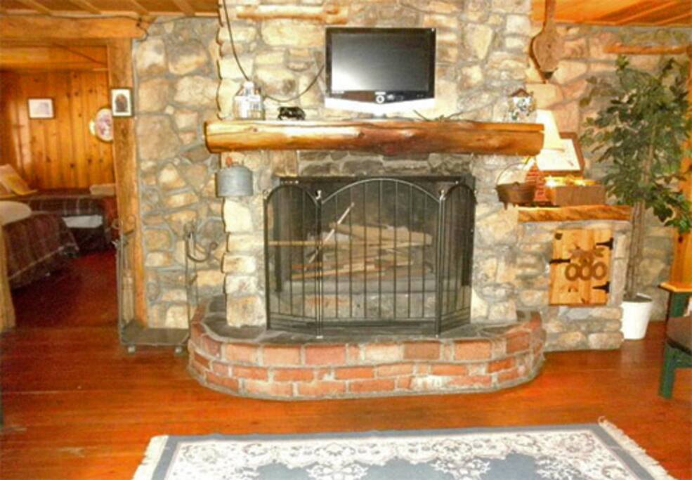 Also ask about our other large cabins #'s 18,33,103,and 102, optional$5 liens and towel fee per bed and optional $29 for the spa, 4 bedrooms and 3 baths 2 masters withbaths, one master has 2 kings, total 3 kings 2 queens and 2 sleeprs