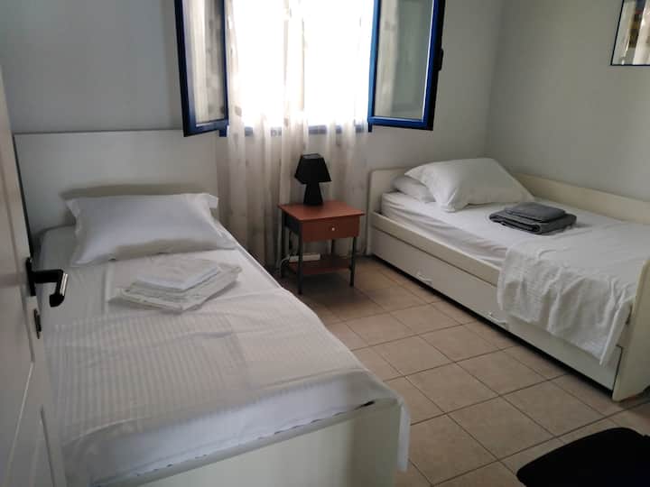 Chumba cha kulala cha pili kina vitanda 2 vya mtu mmoja na kitanda cha kuteleza.
Zinafunika usingizi wa watu wazima 3 kwa starehe.
Chumba cha kulala kina kiyoyozi 