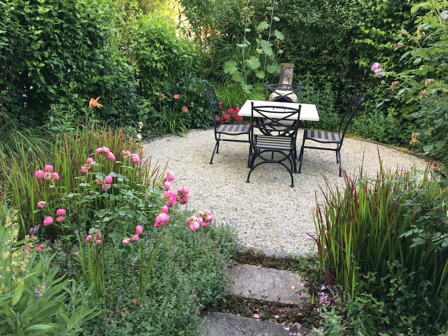 Umgeben von Blumen und Kräutern