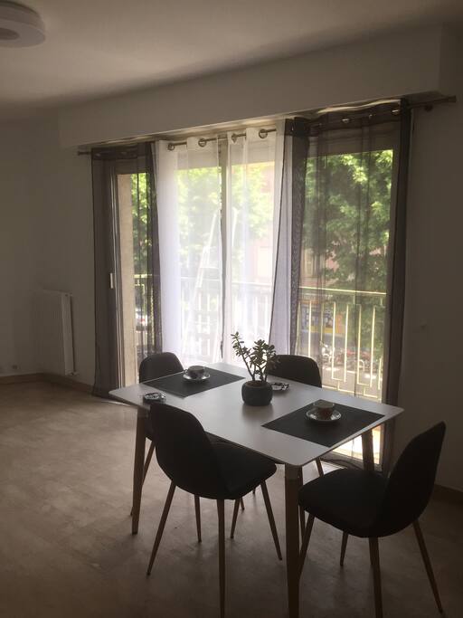 Table + 4 chaises