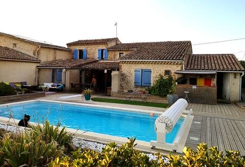 Stone house with private swimming pool, in the countryside