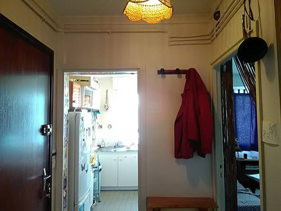 L'entrée, avec cuisine devant et salon à droite.