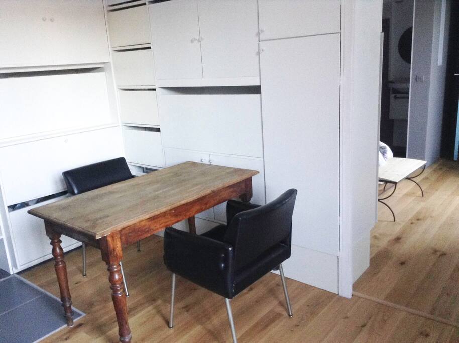 une table et deux fauteuils