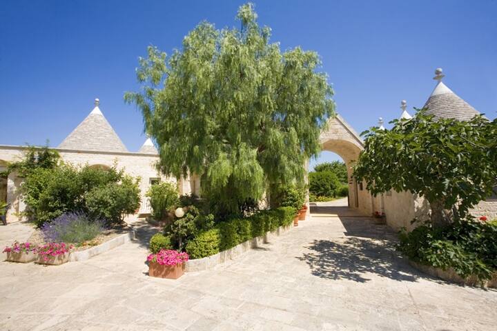 Traditional trulli houses for big group holidays gallery image 4