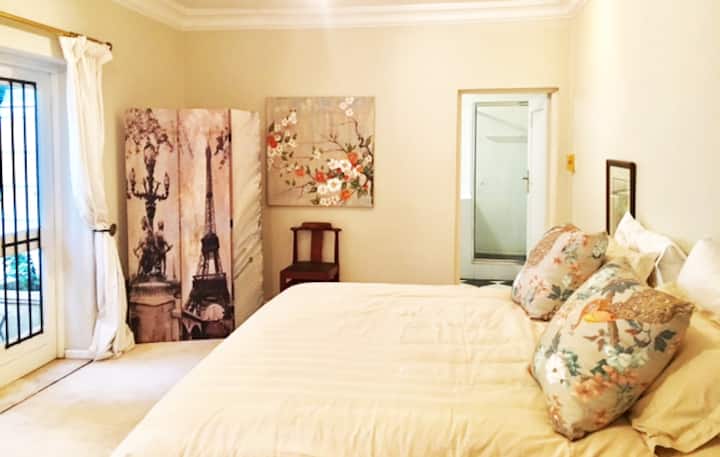 Chumba kikubwa cha kulala kilicho na kitanda cha ukubwa wa king na bafu la chumbani