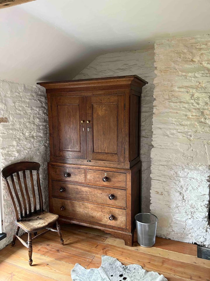 Спална соба 2 со шкаф со преса за постелнина 