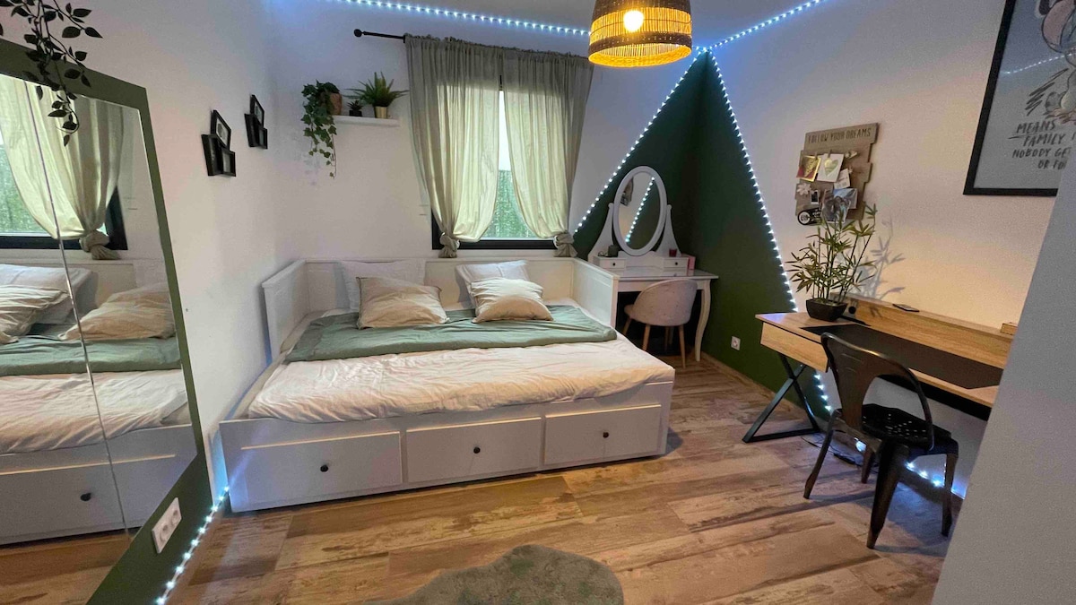 Spavaća soba s velikim ormarima - krevet na razvlačenje može primiti do 2 odrasle osobe ili 3 djece - to također može biti samo mjesto! 