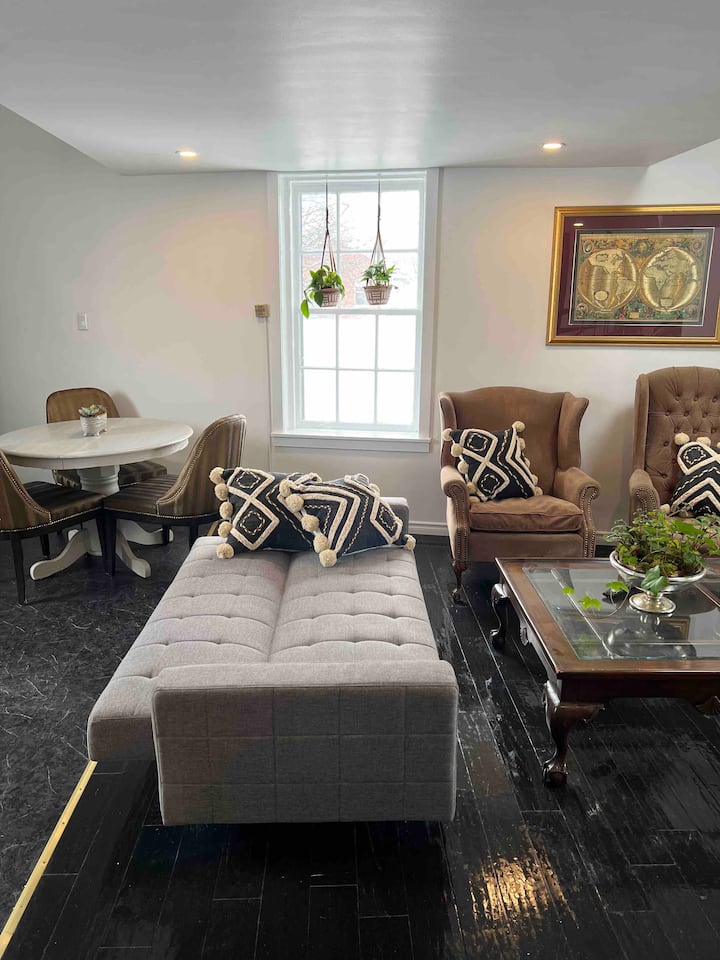 El2 - Elora Lofts - Stunning 1bd King Bed Suite - Fergus