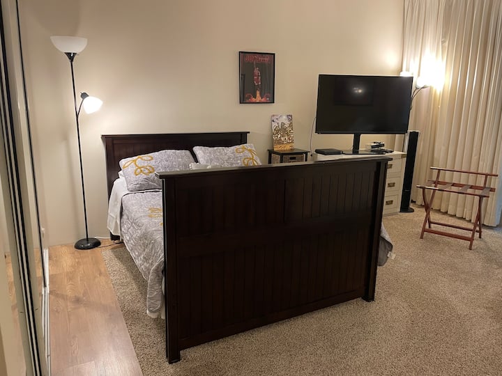 Cama de tamaño completo con almohadas hipoalergénicas. Lámparas de suelo adicionales para iluminar el espacio 