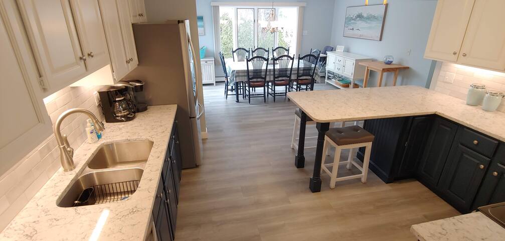 Private POOL, Central AC, Walk to beach, king MBR gallery image 3