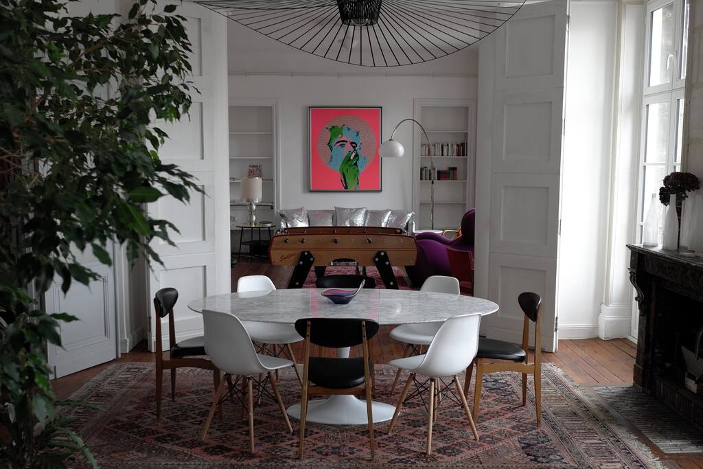 La salle à manger, et derrière le salon, vus depuis la cuisine (avec le Baby Foot en plus).
The dining room and behind the living room, seen from the kitchen (with the "Baby Foot" on this picture).