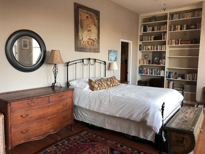 საწოლი 150×203 სმ‑იანი ზომით, დიდი კომოდი და კარადა, რომელშიც საკმარისი სივრცეა ნივთების შესანახად. ბევრი წიგნიც არის, თუ კითხვის მოყვარული ხართ. ტელევიზორში არის ადგილობრივი არხები და ის მოირგებულია ვიდეოების სტრიმინგისთვის.