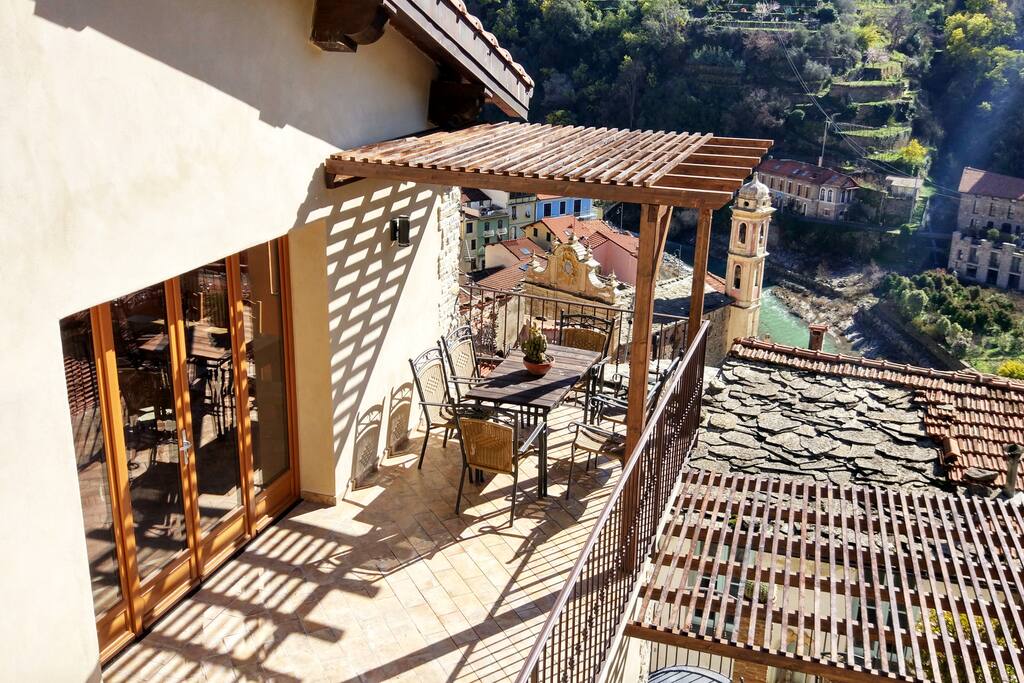 terrazzo con pergola e barbeque