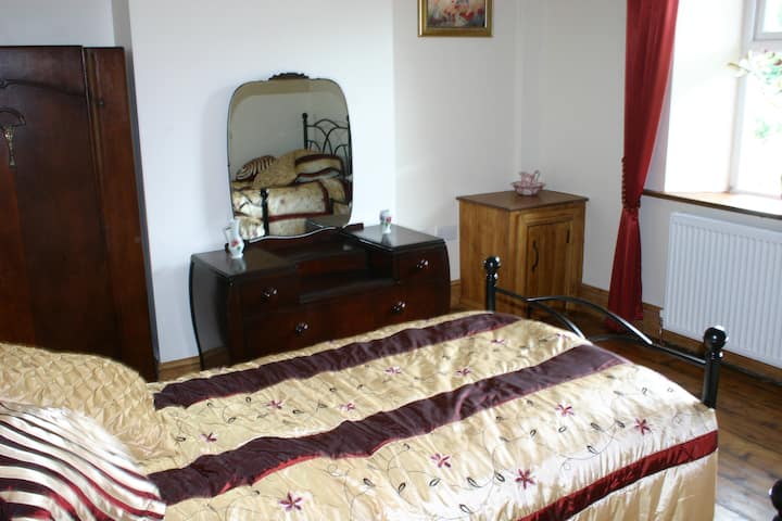 חדר שינה זוגי עם נוף לגינה הקדמית