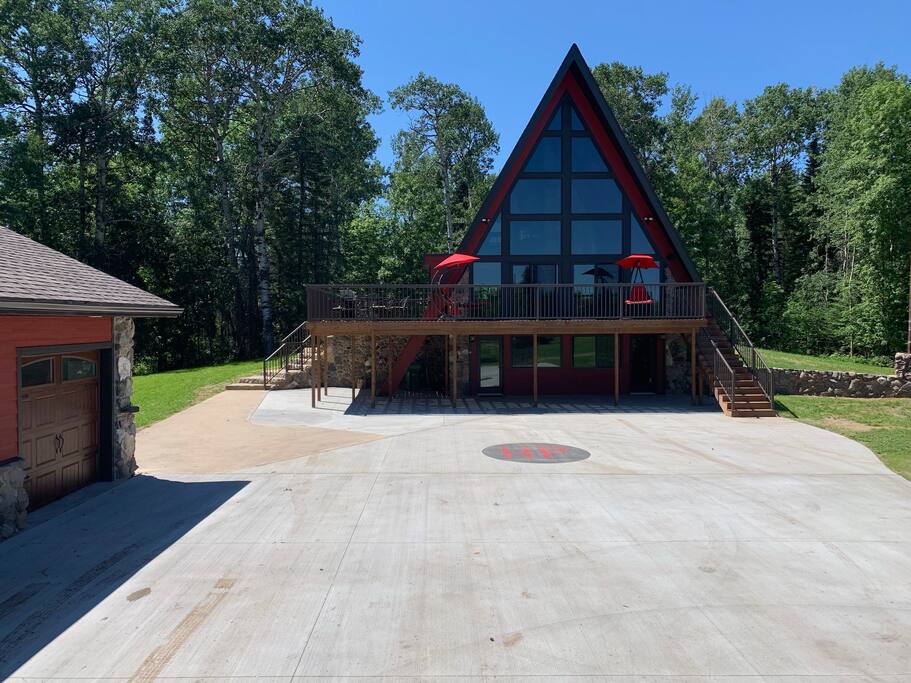 HANK'S PLACE A Premier Hockey Town USA Vacation! Cabins for Rent in