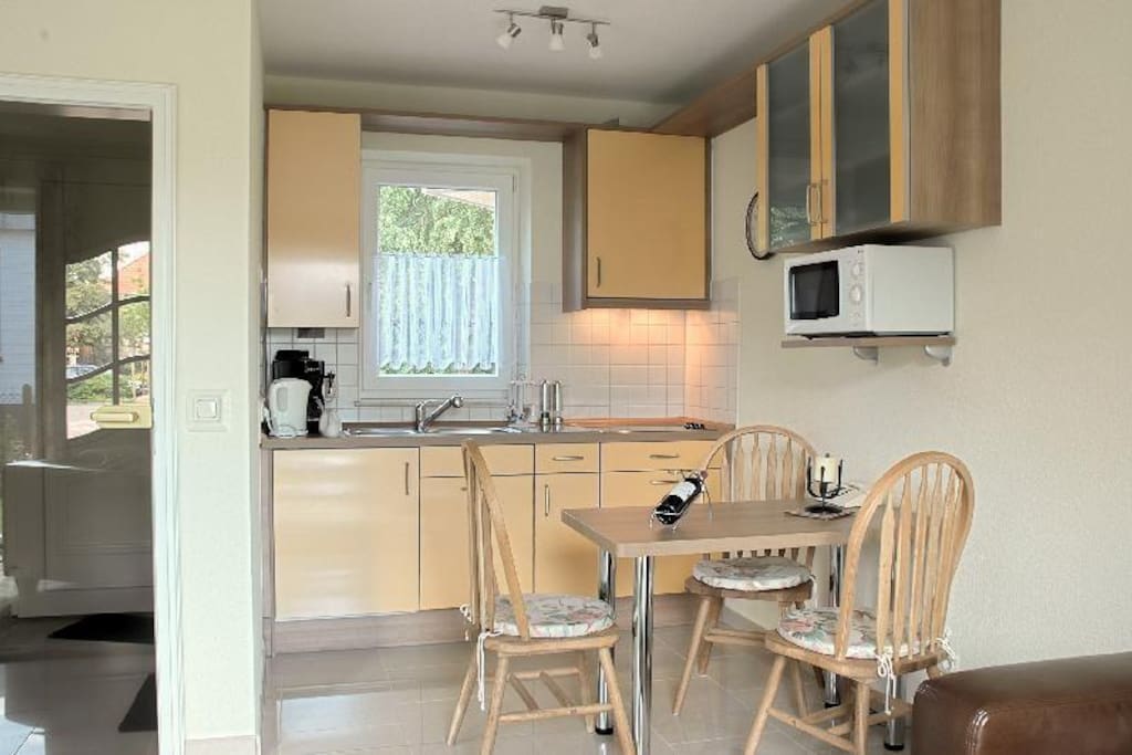 Moderne Nolte-Küche mit 3*Kühlschrank,Cerankochfeld mit Dunstabzug, Backofen, Mikrowelle und Kaffeemaschine, Essplatz