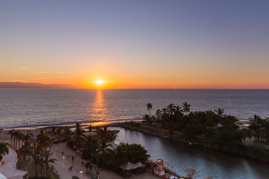 Sunset views from the balcony!
Vista del puesto del sol del balcon!