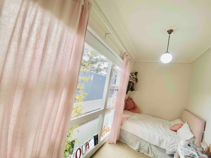 Chambre à coucher avec lit double et fenêtre orientée vers le nord