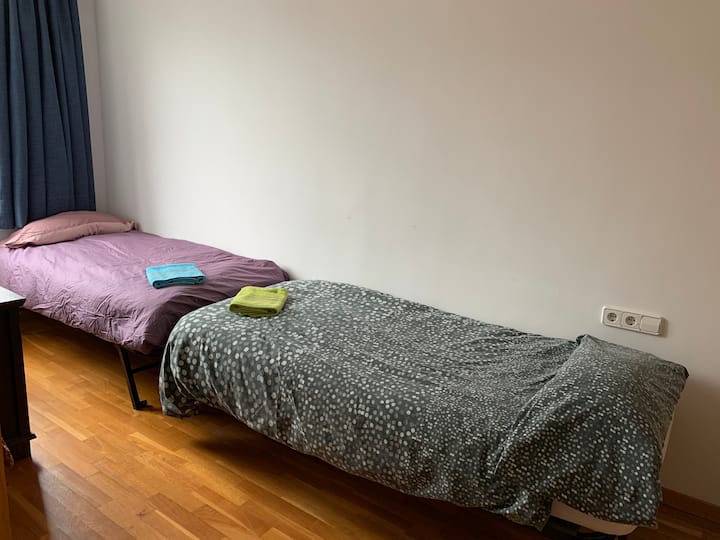 Dormitorio 2 con 2 camas individuales de 90x200cm