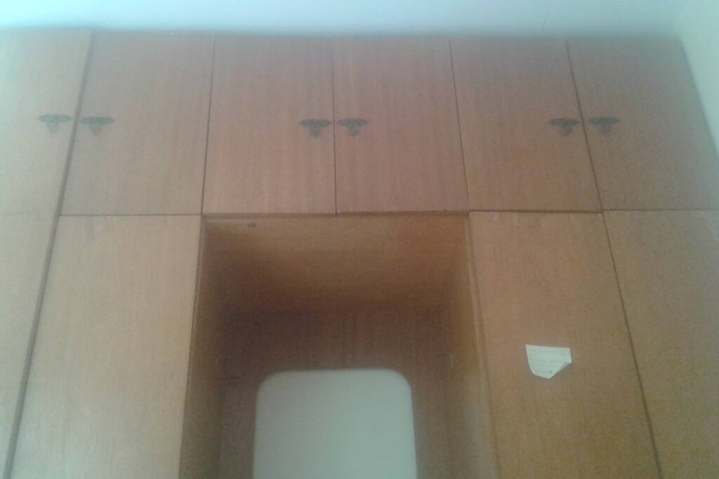 Armário no quarto do hóspede, à sua disposição (além das portas, 6 gavetas, dois cabidários com mais de 20 cabides).