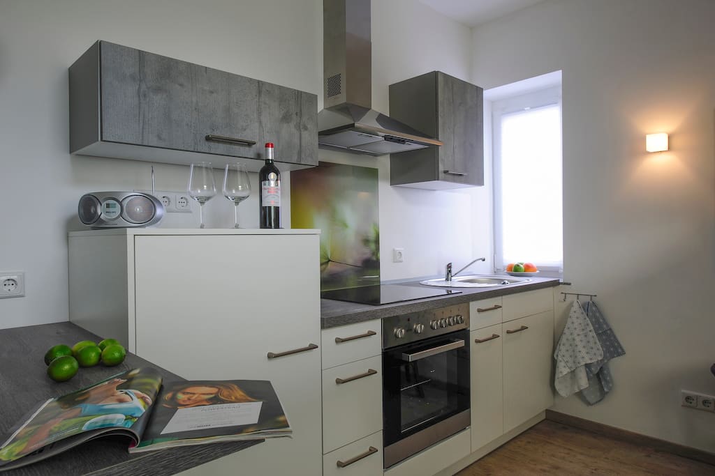 Küche Ceranfeld,Backofen,Abzugshaube,großer Kühlschrank,Senseo Pad Kaffeemaschine