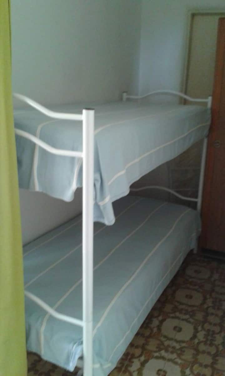 חדר שינה עם מיטת קומותיים