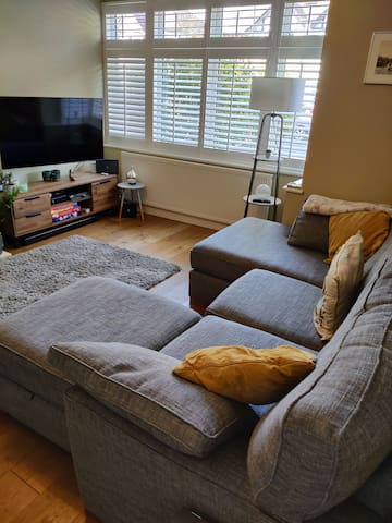House in Wimbledon with driveway and garden