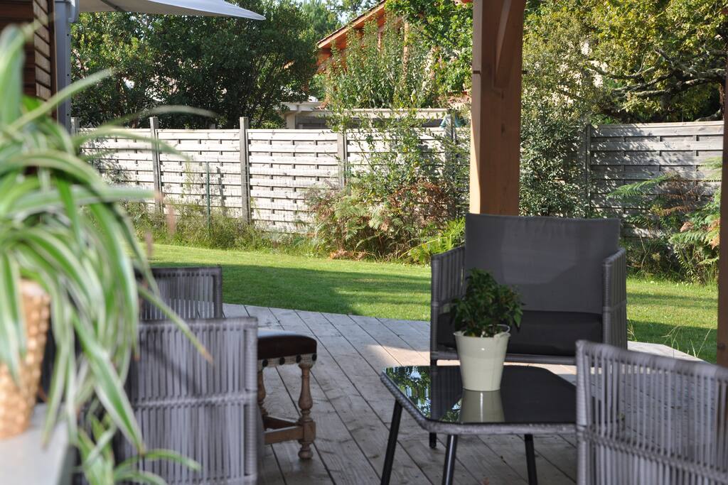 Terrasse détente sous porche.