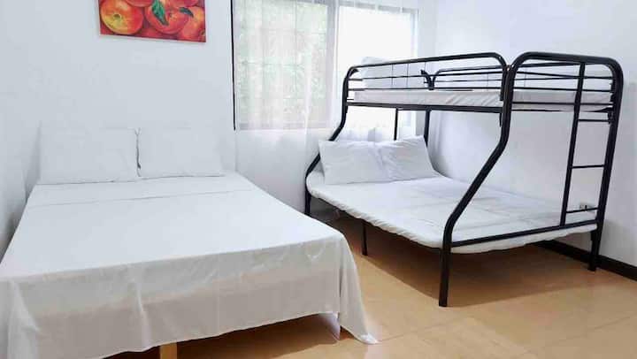 Საწოლი 1 ნომერში დგას ორსართულიანი საწოლი და დედოფლის ზომის საწოლი. 