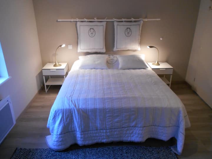 卧室标准双人床 