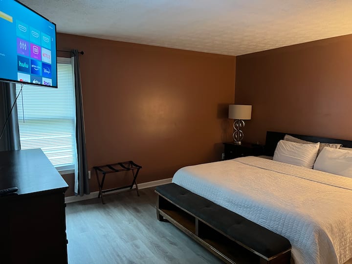 特大号床和55英寸电视