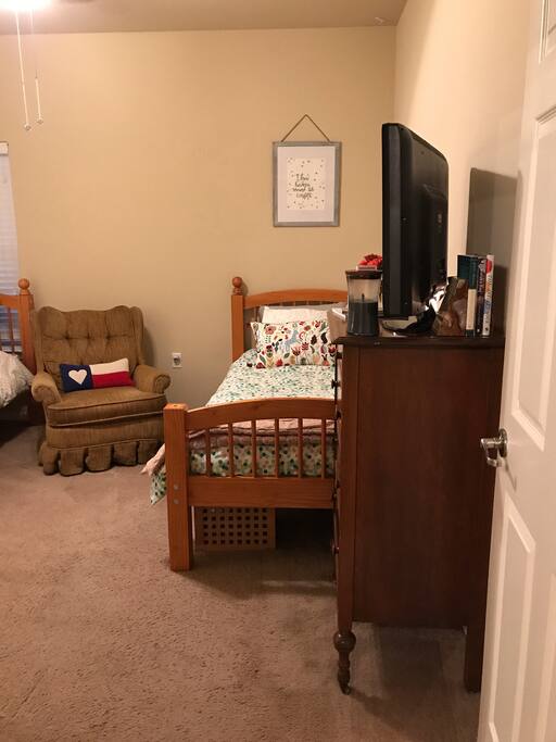 Second twin bed, with TV
