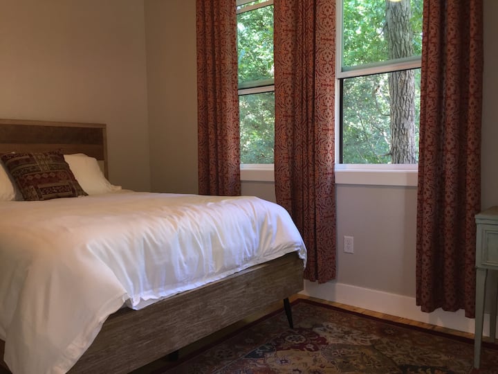 ห้องนอน 2. เตียงควีนไซส์ 