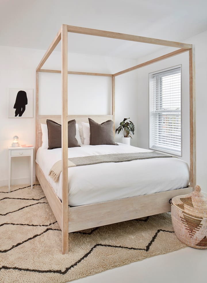 这间卧室在楼上。 它有两扇朝南的窗户，可俯瞰露台和花园。