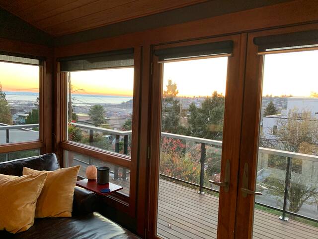 Scenic Water-View Queen Anne Home, 2Mi to Downtown gallery image 4