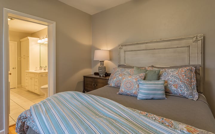 Спалня за гости от основно ниво - двойно легло - със съседна баня 