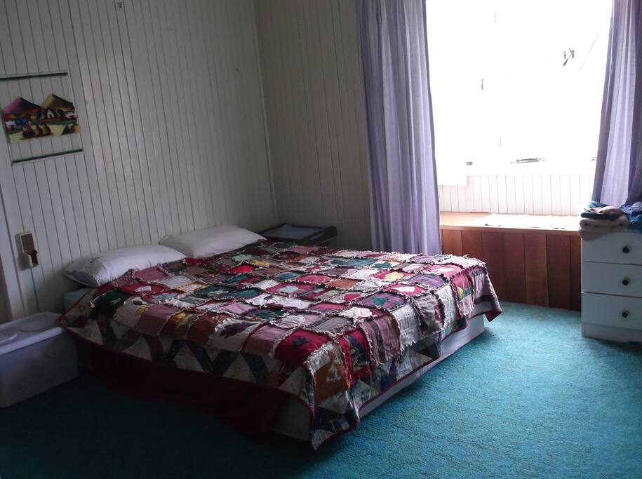 lovely light filled room, bay window. comfortable queen size bed