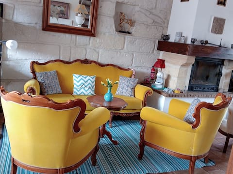 Popular Airbnb listing: Le Loft - Charming apartment with private terrace in Aigues Mortes