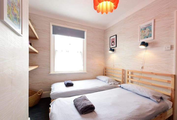 בחדר שינה שני חמוד יש 2 מיטות יחיד בגודל מלא 