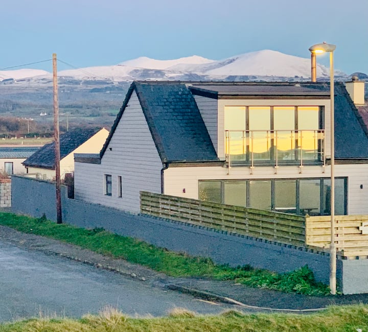 Stunning Beach House Dinas Dinlle/North Wales Houses for Rent in