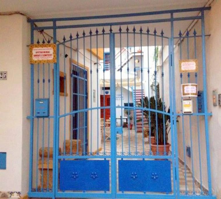 Cancello d'ingresso al cortile