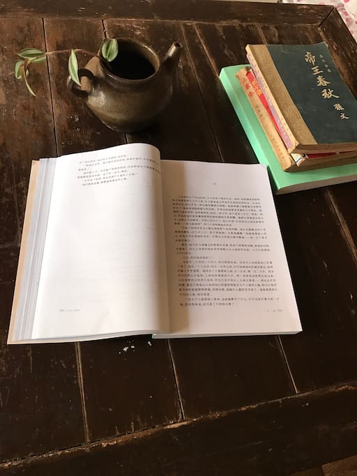 民国时期的小方桌放几本书闲来读几页
