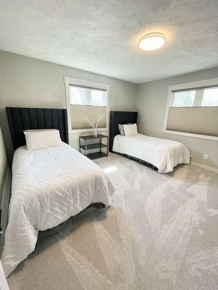 Chumba cha kulala cha mgeni 2. Ina vitanda 2 pacha. Chumba hiki ni rahisi na kitamu chenye nafasi kubwa ya kabati. 
Kumbuka: Tunatoa godoro la ziada la hewa ikiwa inahitajika. Baada ya ombi.