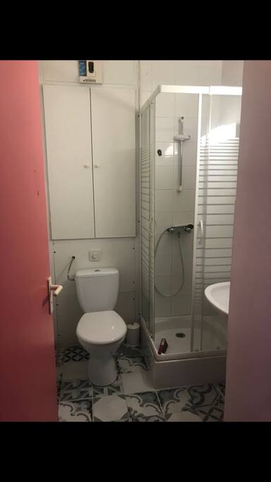 SALLE DE BAIN , WC, SÈCHE SERVIETTE